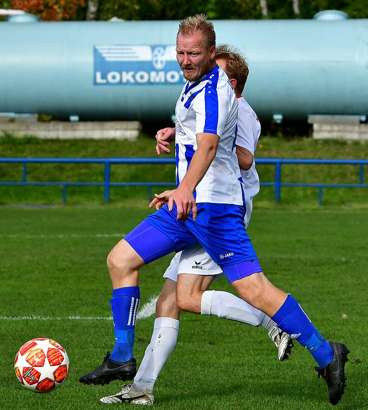 Třetí vítězství uzmula na Růžovém Vrchu karlovarská Lokomotiva, jež v derby s Hroznětínem nakonec udolala jedinou přesnou ranou, kterou obstaral tři minuty před koncem František Jílek,