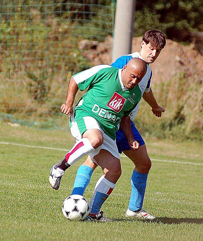 V 85. minutě ukončil hlavní rozhodčí Petr Fiala utkání Vojkovic (v bílomodrém) a Slavie Junior (v zeleném) kvůli bezpečí hráčů a rozhodčího. V té chvíli Slavia vedla po brankách Danče a Moallaeva 2:0