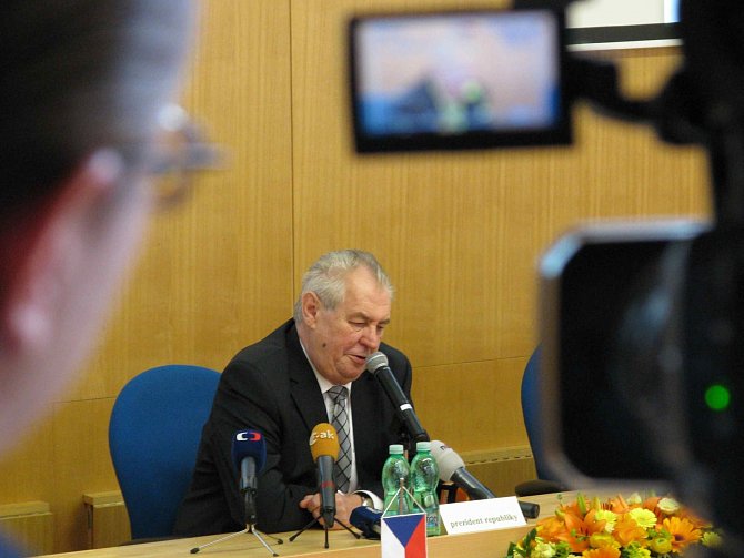Prezident Miloš Zeman v kraji chválil i kritizoval.
