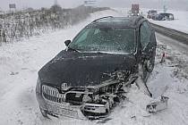 Sněžení komplikuje především dopravu. A dochází k řadě nehod. Tato se stala na silnici I/6 u Karlových Varů.