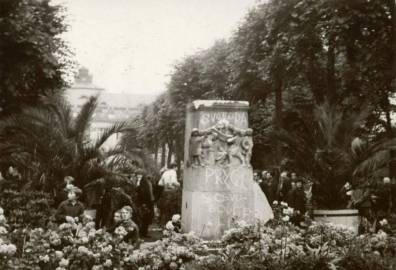 Srpen 1968 v Karlových Varech. Park u Alžbětiných lázní.