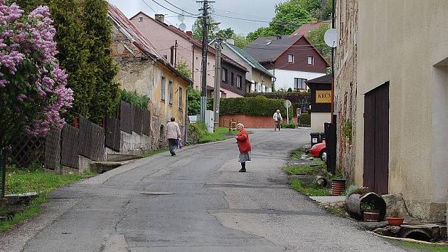 Pozemní komunikace na Andělské Hoře jsou ve špatném stavu.