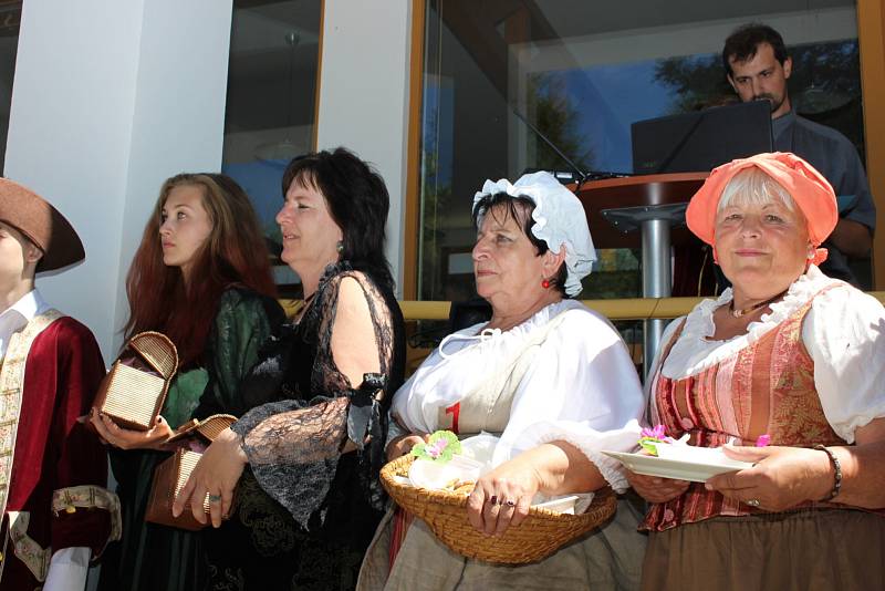 Pohádková zahrada u hotelu Krakonoše a odhalení nového sousoší. Tentokrát k pohádce O Šípkové Růžence. Patronkou soch se stala Michaela Kuklová.