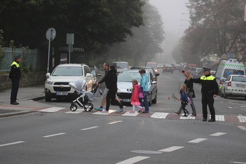 V Karlovarském kraji začal nový školní rok. Zaznamenali jsme zahájení školního roku v základních školách v Dolním Žandově, Lokti a před ZŠ Dukelská v Karlových Varech.