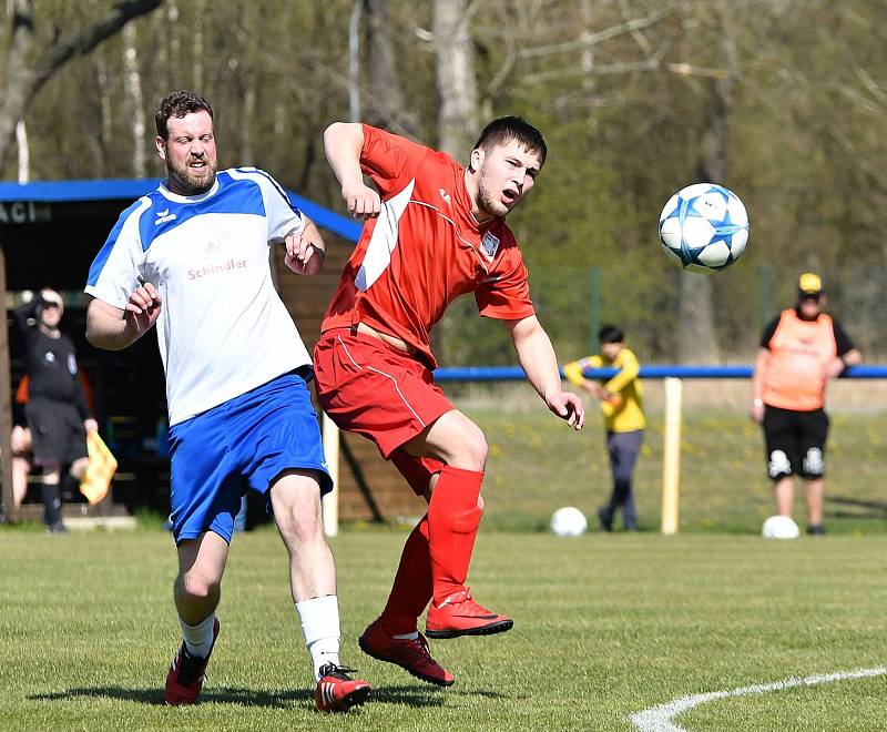 Čtvrtou výhru v řadě za sebou urval Horní Slavkov (v červeném), který tentokrát pokořil jedenáctku Staré Role 3:0.