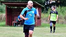 Fotbalisté Kyselky (v modrém) v úvodním kole III. třídy porazily Počerny 3:1.