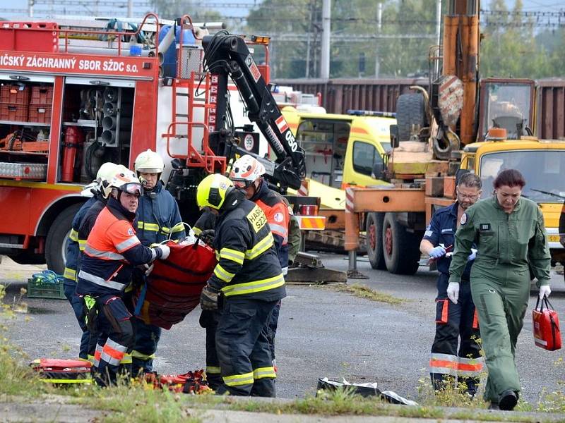 Jeřáb se převrátil při překládání kolejí na chebském nádraží.