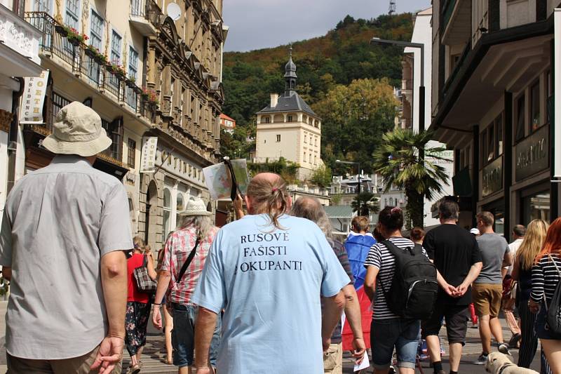 Kolem padesátky lidí se v Karlových Varech zúčastnilo vzpomínkového pochodu centrem lázní k ruskému konzulátu.