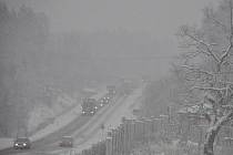 Sníh způsobil v pondělí 29. listopadu ráno problémy na silnicích v Karlovarském kraji. Kamiony například uvázly ve stoupání za Královským Poříčím na Sokolovsku