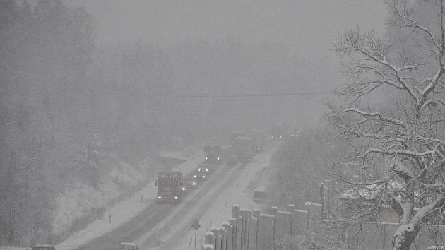 Sníh způsobil v pondělí 29. listopadu ráno problémy na silnicích v Karlovarském kraji. Kamiony například uvázly ve stoupání za Královským Poříčím na Sokolovsku