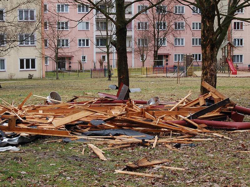 V Nejdku vichřice sfoukla střechu z panelového domu.