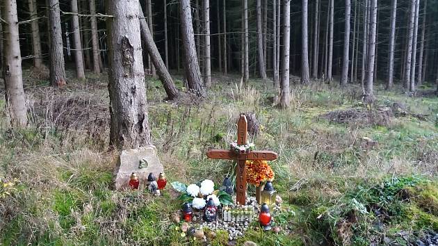 Pietní místo v lese, kde bylo nalezeno tělo zavražděného Antonína S.