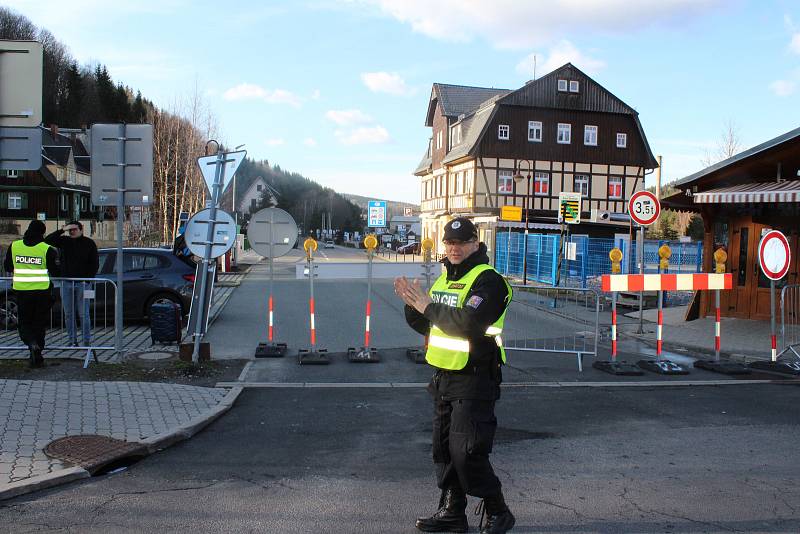 Hraniční přechod na Božím Daru a v Potůčkách jsou uzavřeny. Řidiči z obou stran hranic to ale zkoušejí. Někteří se pokoušejí policisty přemlouvat, jiní opatření nechápou. Jen málo je těch, co o nich nevěděli.