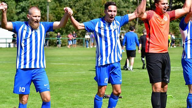 Fotbalisté Ostrova uspěli na půdě Dvorů, kde vydolovali vítězství 2:1.