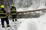 Hasiči pomáhají s odklízením sněhu v Božím Daru a odstraňováním popadaných stromů v okolních lesích.