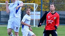 Cennou výhru si připsal v derby s Horním Slavkovem (v bílém) na své konto chodovský Spartak (v červenočerném), když nakonec rozhodl o své výhře 2:1 v 90.minutě.