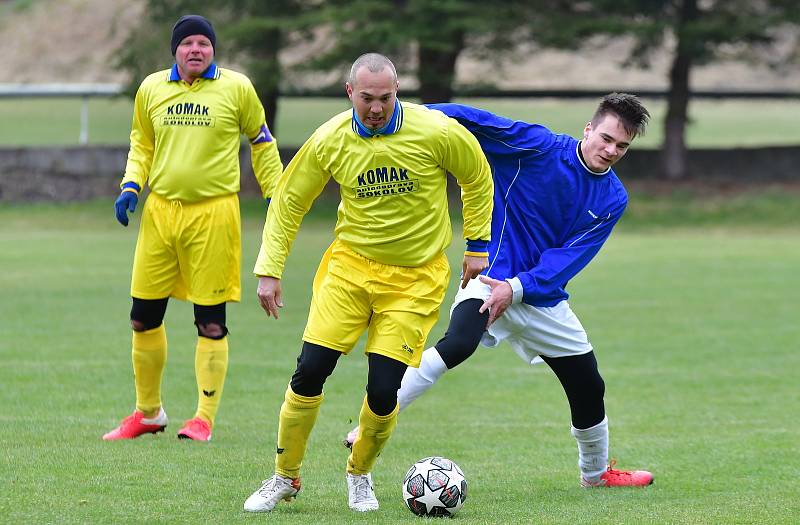 Fotbalisté Dalovic slavili vysokou výhru 6:0 nad Jáchymovem (modrém).