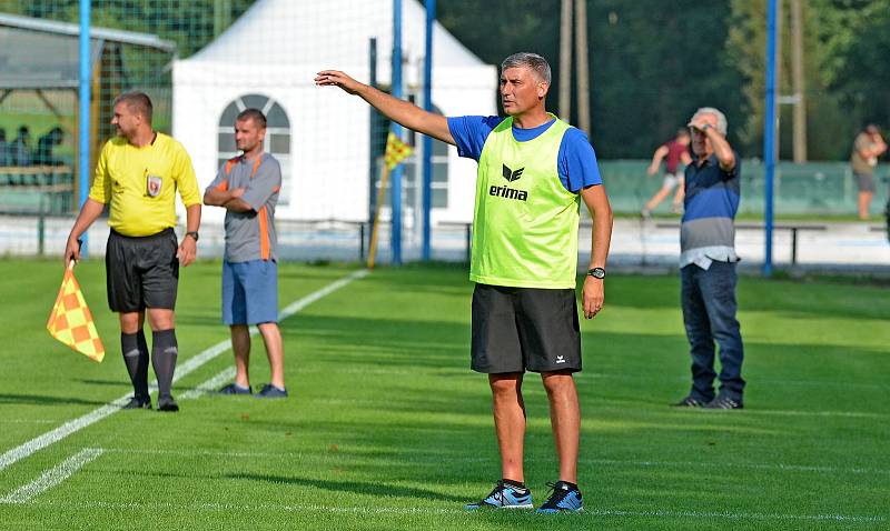 Ostrov (modrobílém) si o víkendu připsal na konto třetí výhru, když pokořil Chodov (v červeném) vysoko 7:0.