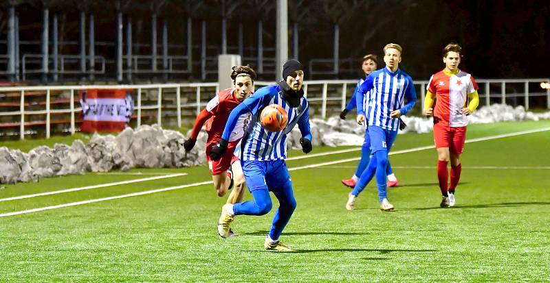 První utkání v rámci zimní přípravy mají úspěšně za sebou fotbalisté třetiligové karlovarské Slavie, kteří porazili Ostrov vysoko 8:2.
