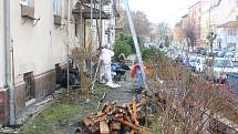 Dům po požáru v Moskevské ulici pomáhají dát do kupy řemeslníci.