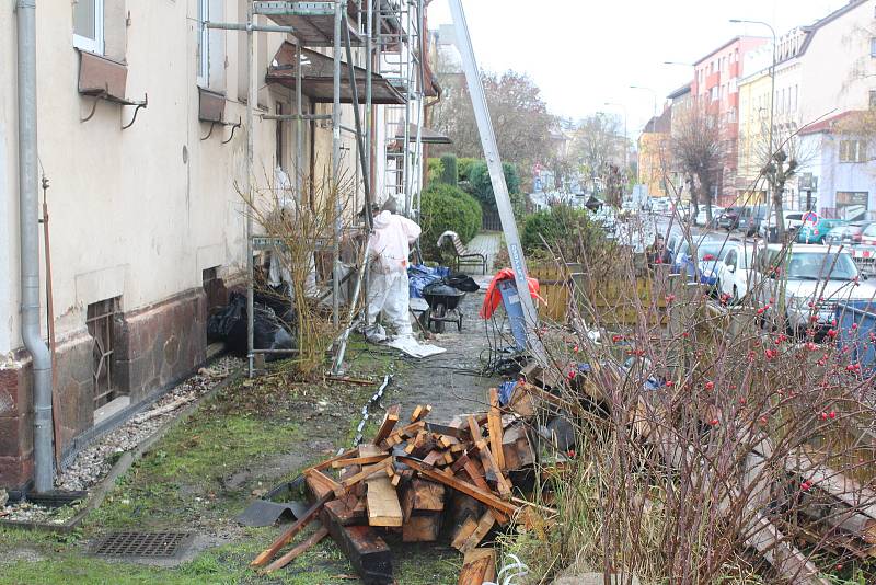 Dům po požáru v Moskevské ulici pomáhají dát do kupy řemeslníci.