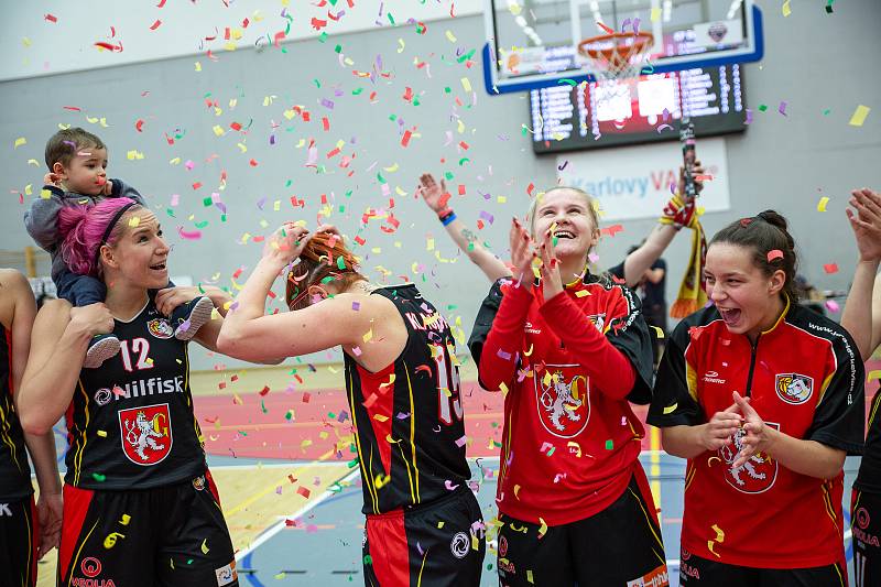 Finálový zápas finálového turnaje českého poháru basketbalistek v Karlových Varech, KP Brno  (v zelenobílém) - Sokol Nilfisk Hradec Králové