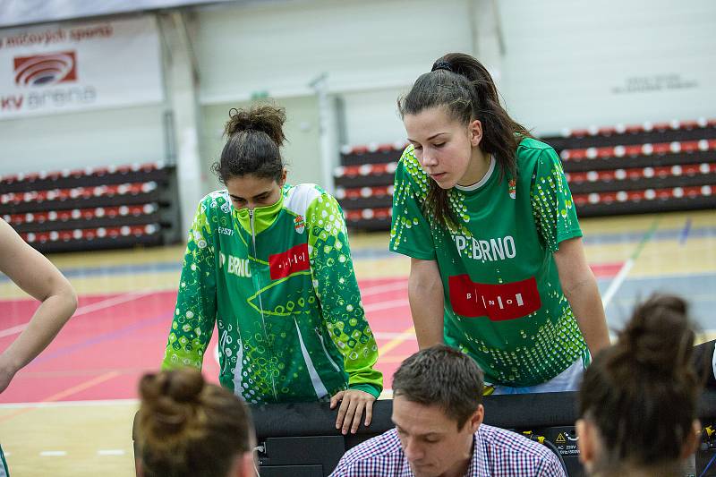 Finálový zápas finálového turnaje českého poháru basketbalistek v Karlových Varech, KP Brno  (v zelenobílém) - Sokol Nilfisk Hradec Králové