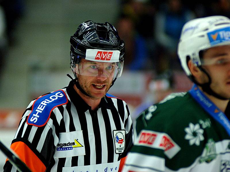 Hokejisté HC Energie (v bílém) podlehli Dynamu Pardubice a reálně jsou ohroženi sestupem.