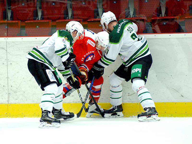 Hokejisté HC Energie (v bílém) hostili Horáckou Slavii Třebíč.