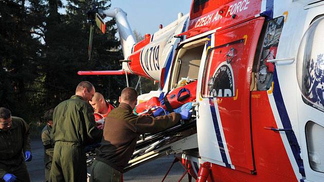 Muže, kterého ve středu 20. dubna v Mariánských Lázních těžce popálil elektrický proud, transportoval do nemocnice vrtulník.
