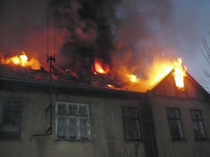 V Nejdku vyhořel obytný dům. Hasiči museli z hořící budovy evakuovat pětadvacet lidí. Nikdo naštěstí nebyl zraněn.