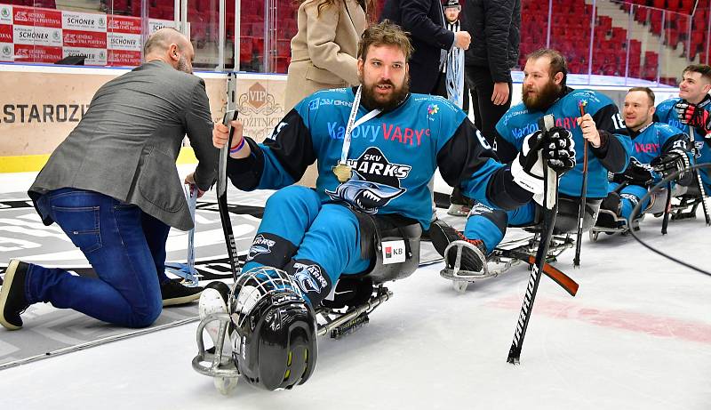 Para hokejisté SKV Sharks Karlovy Vary uhájili para hokejový trůn. V KV Aréně obstál nejlepší tým základní části i ve druhé finálové bitvě, ve které slavil výhru 6:3 nad Zlínem.