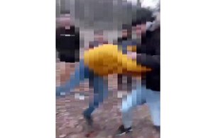 Čtrnáctiletý mladík napadl chlapce v Doubí. Kopal ho i do obličeje