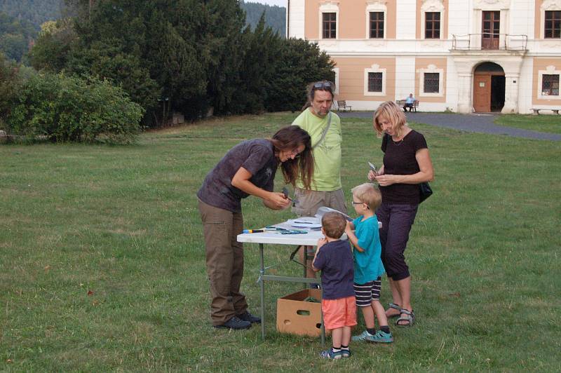 NETRADIČNÍ rozloučení s prázdninami mohli zažít ti, kteří v sobotu zavítali do zámku ve Valči. Konala se tu Netopýři noc, kdy členové Správy Chráněné krajinné oblasti Slavkovský les připravili především pro děti zajímavý program, po setmění pak všem předs