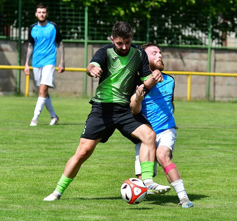 Fotbalisté Vintířova na závěr krajského přeboru zdemolovali Hroznětín v poměru 8:1, a pak se mohli naplno pustit do mistrovských oslav.