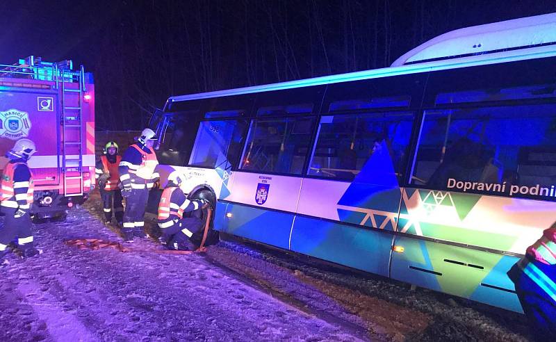 Havárie autobusu linkové dopravy v Ostrově na Karlovarsku.