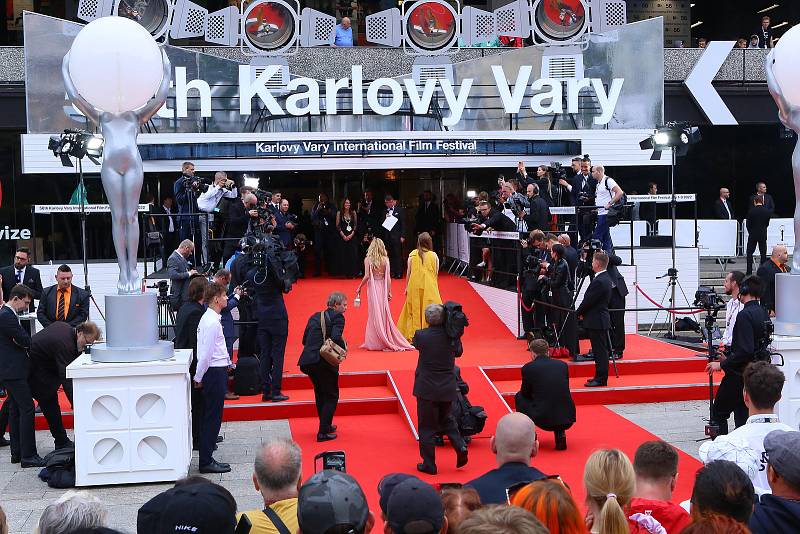 Příjezdem hostů na červený koberec hotelu Thermal začal 56. ročník Mezinárodního filmového festivalu Karlovy Vary