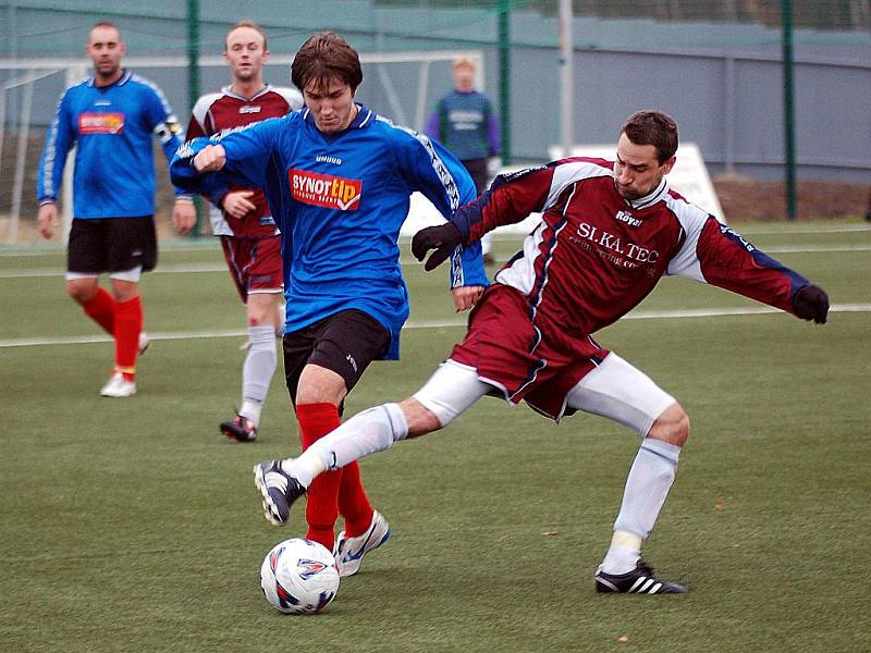 V závěrečném kole podzimní části krajského přeboru promarnili fotbalisté Ostrova (v modrém) na své umělce dvoubrankový náskok s favorizovaným Hazlovem (v rudém). Utkání skončilo remízou 2:2.