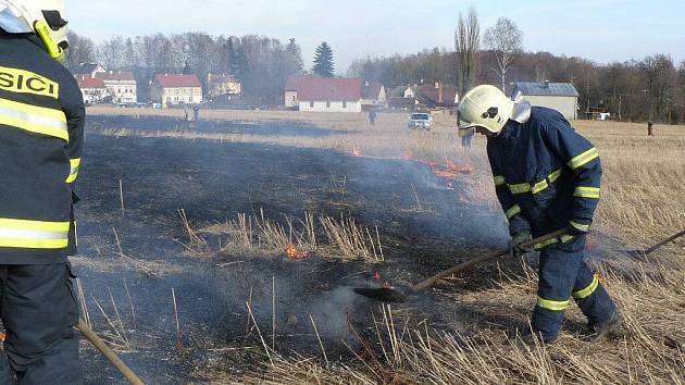 S LOPATAMI V RUKOU bojovali tři jednotky hasičů s požárem louky u obce Čankov. Podařilo se jim zabránit, aby oheň přeskočil v silném větru do nedalekého lesa.  