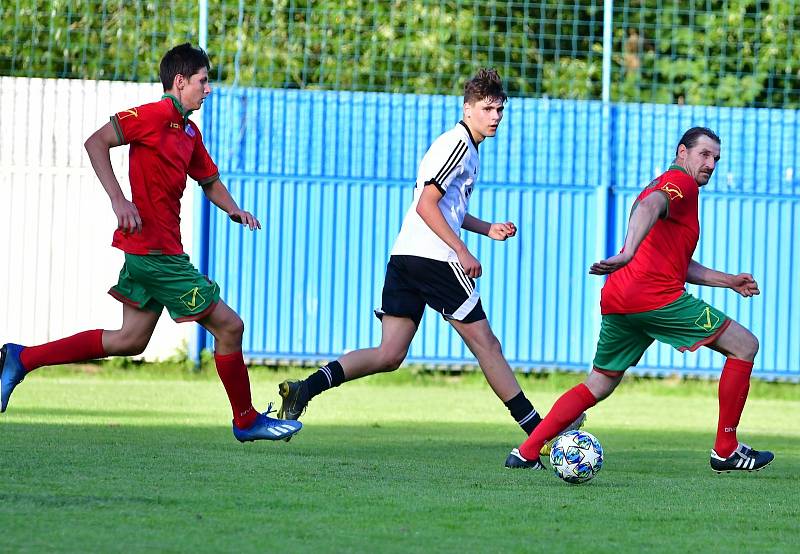 Nejdek (v bílém) si poradil na úvod s FC Cheb, slavil výhru 6:3.