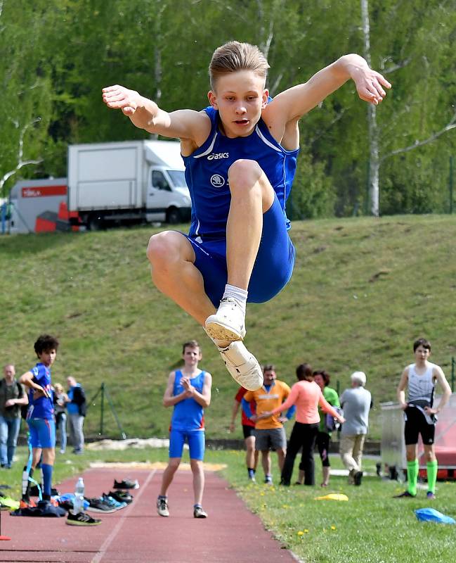 Atletický klub SC Start Karlovy Vary odstartoval ve středu 1. května novou sezonu Prvomájovými atletickými závody.