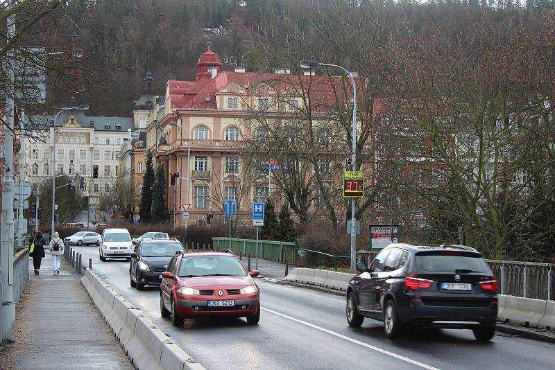 RADARY na CHEBSKÉM A TUHNICKÉM MOSTĚ zjišťují, jak moc se změnil provoz na těchto komunikacích v důsledku uzavření Ostrovského mostu.