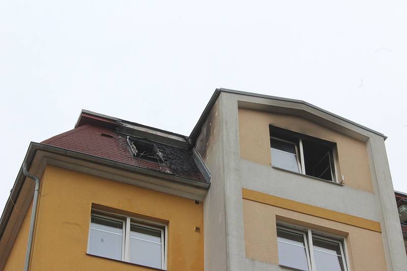 Požár zcela zničil byt v podkroví. Obyvatelé našli dočasný azyl v hotelu.