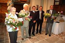Titul Občan města roku 2010 předal ostrovský starosta Pavel Čekan Libuši Půdové, Jiřímu Šmídovi a Janu Marešovi. Tomu přišli pogratulovat i jeho kolegové z ostrovského ochotnického divadelního souboru.