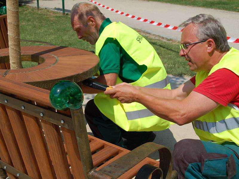 Zaměstnanci Správy lázeňslých parků připravují Havlovo místo - Havlovu lavičku.