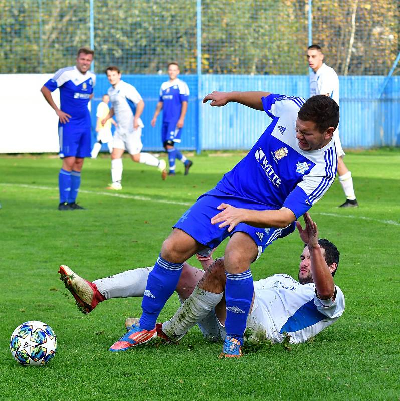 Fotbalisté Bečova ( v bílém) si o víkendu připsali na svůj účet v okresním přeboru velmi cennou výhru 4:1 nad Nejdkem B.