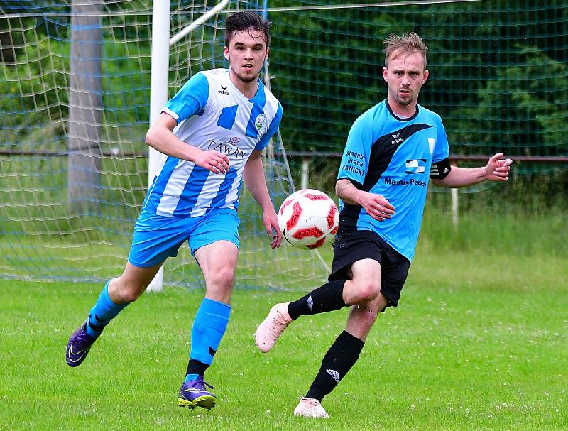 V předehrávce 5. kola skupiny B dosáhly v derby týmů z Poohří na výhru 5:1 hráči Vojkovic (v pruhovaném), kteří si bez problémů poradili s Kyselkou.