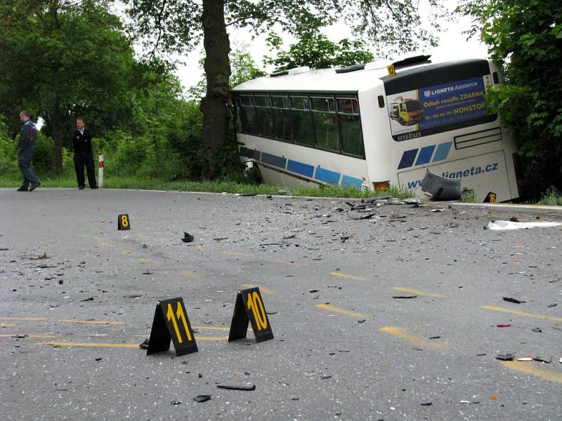 U Karlových Varů se srazil autobus, nákladní a osobní auto