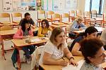 Krajská hospodářská komora Karlovarského kraje (KHK KK) pořádá další kurzy češtiny pro obyvatele Ukrajiny, kteří si v regionu našli zaměstnání. Aktuálně je spuštěno šest kurzů, které navštěvuje víc než stovka lidí z 12 firem.