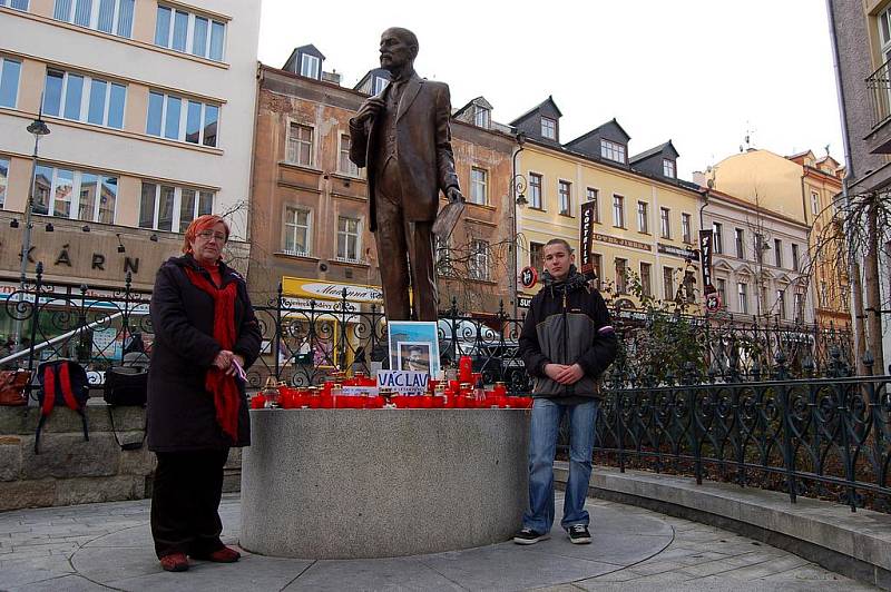 ŘEDITELKA ZÁKLADNÍ ŠKOLY JITKA RUDOLFOVÁ (na snímku vlevo) se rozhodla uctít památku exprezidenta Václava Havla i v Karlových Varech.